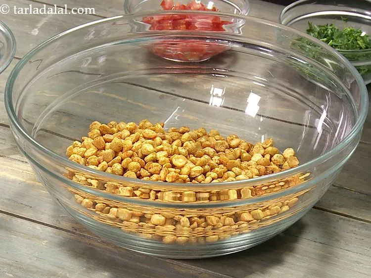 स्टेप 1 – <strong>चना दाल चाट</strong> बनाने के लिए, एक गहरे बाउल में …