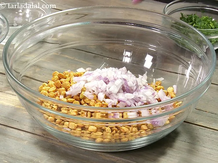 स्टेप 2 – बारीक कटे हुए प्याज डालें। यदि आप जैन हैं तो …