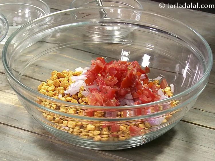 स्टेप 3 – बारीक कटे हुए टमाटर डालें।
