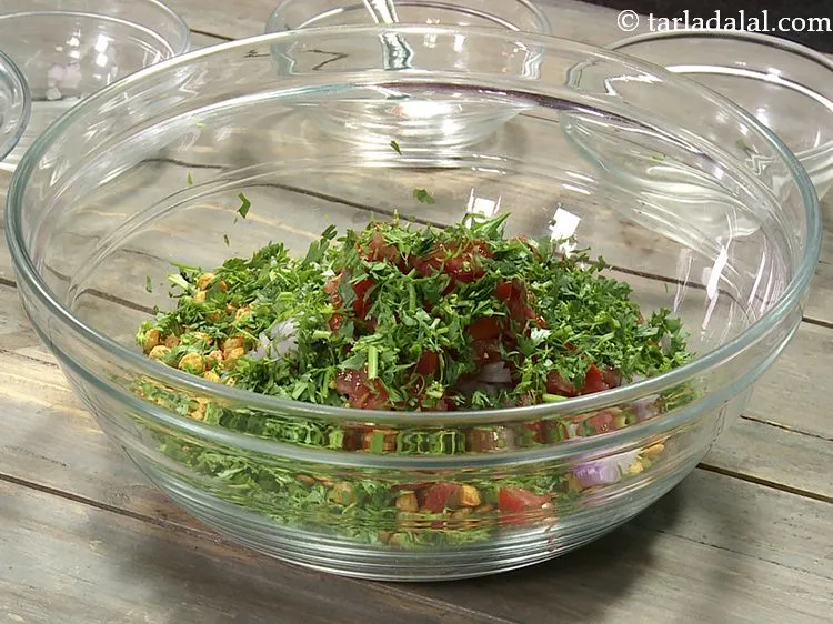स्टेप 4 – बारीक कटा हुआ हरा धनिया डालें। भिन्नता के लिए, आप …