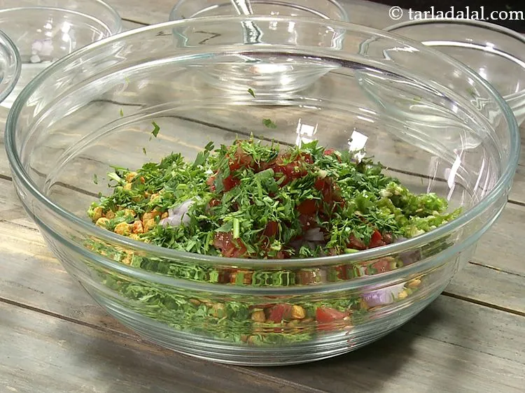 स्टेप 5 – हमारी <strong>चना दाल भेल</strong> को चटपटा स्वाद देने के लिए …