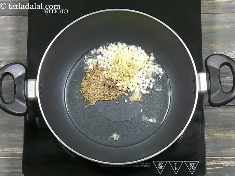 स्टेप 16 – १ टी-स्पून बारीक <a href=""https://www.tarladalal.com/glossary-chopped-ginger-hindi-786i"">कटा हुआ अदरक</a> डालें।&nbsp;<a href=""https://www.tarladalal.com/recipes-using-ginger-in-hindi-453"">अदरक</a> कन्जेशन, …