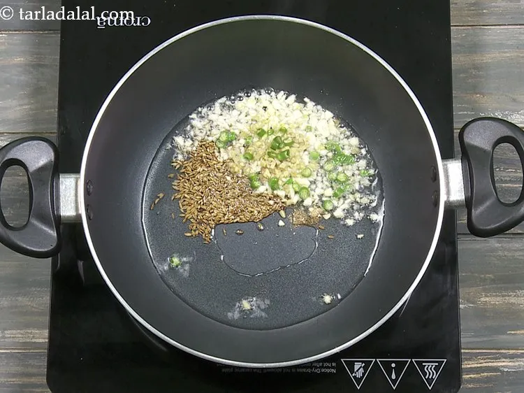 स्टेप 17 – १ टी-स्पून <a href=""https://www.tarladalal.com/glossary-chopped-green-chilli-hindi-820i"">कटी हुई हरी मिर्च</a>&nbsp;डालें।&nbsp;<a href=""https://www.tarladalal.com/recipes-using-green-chillies-in-hindi-331"">हरी मिर्च</a>&nbsp;में&nbsp;&nbsp;मौजूद&nbsp;&nbsp;<a href=""https://www.tarladalal.com/recipes-for-Antioxidant-Rich-in-hindi-language-1054"">एंटीऑक्सिडेंट</a>&nbsp;<a …