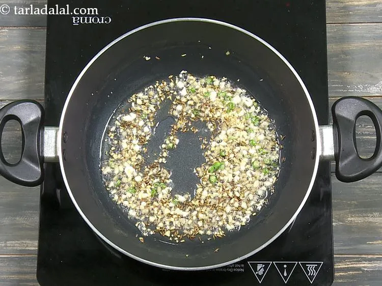 स्टेप 18 – मध्यम आंच पर १ से २ मिनट तक भून लें।