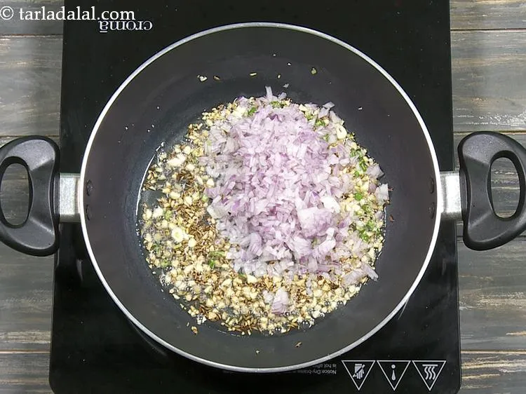 स्टेप 19 – फिर १/२ कप <a href=""https://www.tarladalal.com/glossary-chopped-onions-hindi-722i"">कटा हुआ प्याज</a> डालें।&nbsp;कच्चा प्याज&nbsp;<a href=""https://www.tarladalal.com/recipes-for-Vitamin-C-Rich-Indian-Recipes-in-hindi-language-804"">विटामिन …
