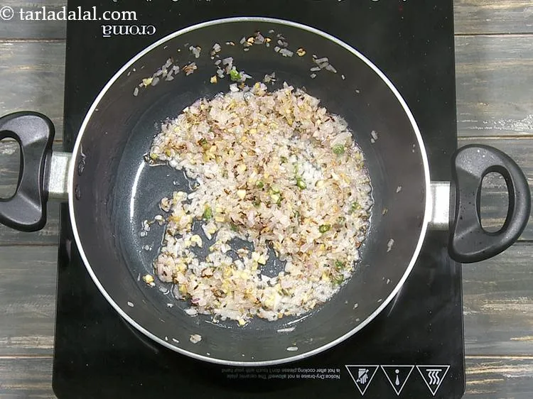 स्टेप 20 – प्याज को मध्यम आंच पर २ मिनट के लिए भून …