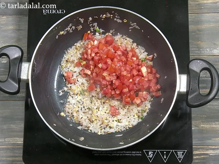 स्टेप 21 – हल्के खट्टे स्पर्श के लिए ३/४ कप <a href=""https://www.tarladalal.com/glossary-chopped-tomatoes-hindi-779i"">कटा हुआ …