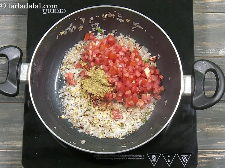 स्टेप 23 – १ टी-स्पून <a href=""https://www.tarladalal.com/glossary-coriander-powder-dhania-powder-hindi-370i"">धनिया पाउडर</a> डालें।&nbsp;एक सुगंधित मसाला होने के …