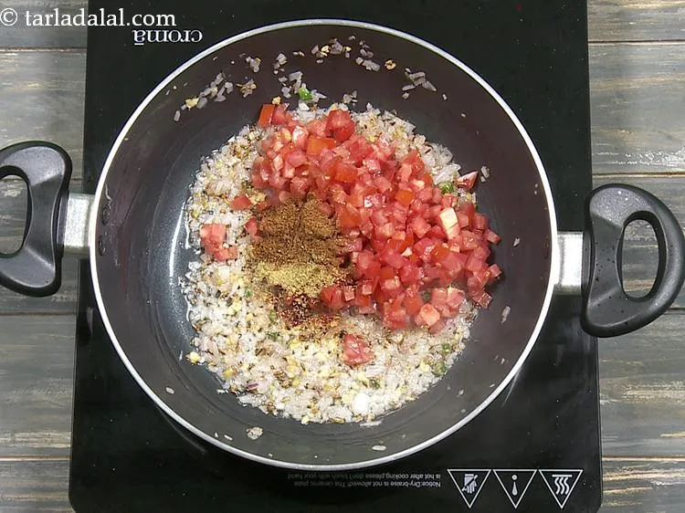 स्टेप 24 – १/२ टी-स्पून <a href=""https://www.tarladalal.com/glossary-garam-masala-hindi-296i"">गरम मसाला</a> डालें।