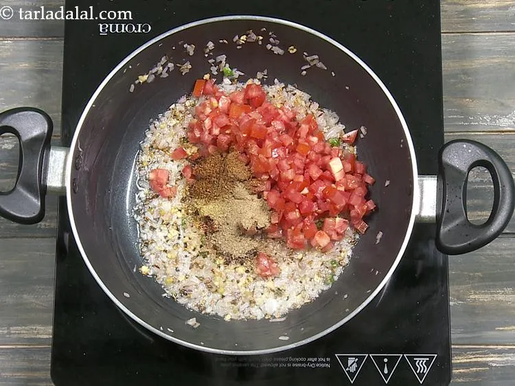 स्टेप 25 – १/२ टी-स्पून <a href=""https://www.tarladalal.com/glossary-dried-mango-powder-amchur-powder-hindi-148i"">आमचूर पाउडर</a> डालें।