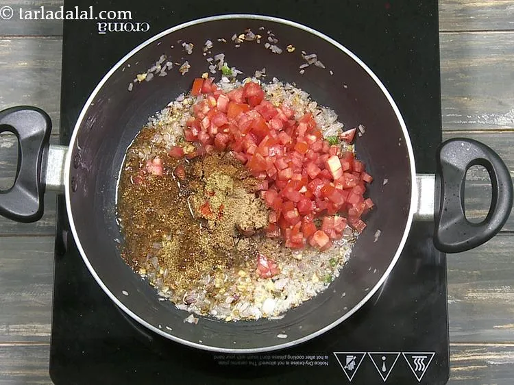 स्टेप 26 – २ टेबलस्पून पानी डालें।