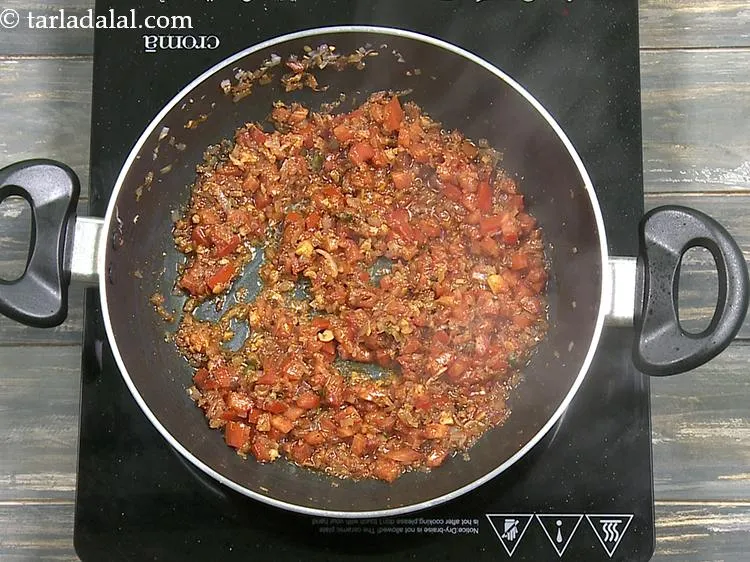 स्टेप 27 – अच्छी तरह से मिलाएं और मध्यम आंच पर ३ मिनट …