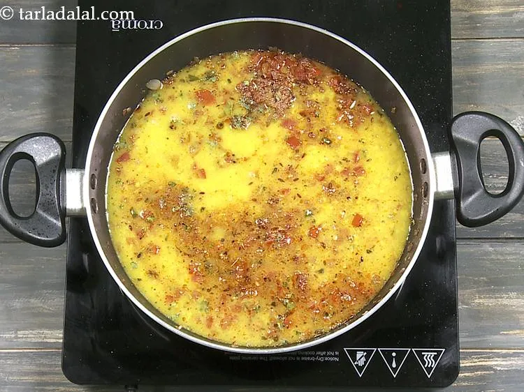 स्टेप 30 – आखिर में फेंटी हुई दाल डालें।