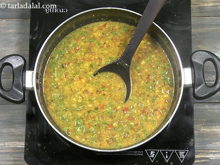 स्टेप 32 – <a href=""https://www.tarladalal.com/glossary-chopped-coriander-hindi-783i"">धनिया</a> डालें और अच्छी तरह मिलाएं।&nbsp;<a href=""https://www.tarladalal.com/recipes-using-coriander-in-hindi-369"">धनिया</a>&nbsp;एक ताजा जड़ी …