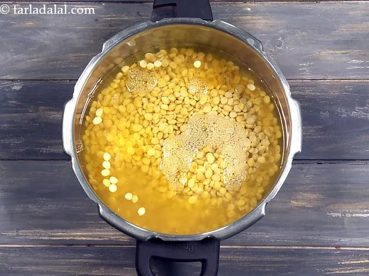 स्टेप 7 – खाना पकाने के लिए २ १/२ कप पानी डालें।