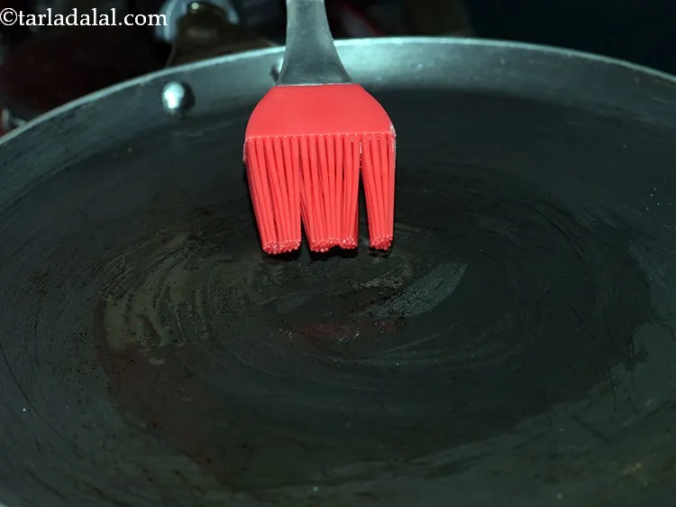 स्टेप 21 – एक नॉन-स्टिक तवे को १/४ टीस्पून तेल से चुपड कर …