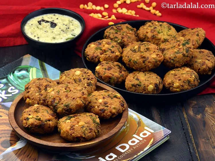 Step 25 – Serve the <strong>chana dal vada</strong> immediately with coconut chutney.
