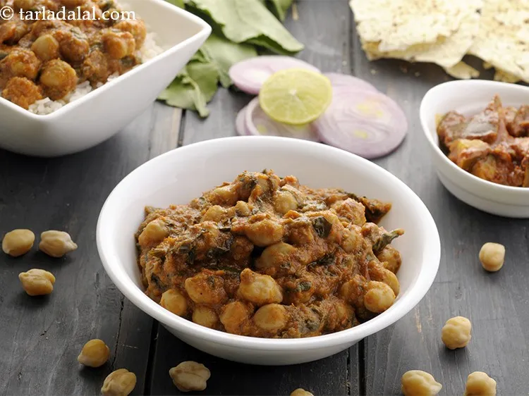 स्टेप 28 – <strong>चना पालक रेसिपी</strong> को गरमा गरम प्याज़ के रिंग्स्, धनिया …