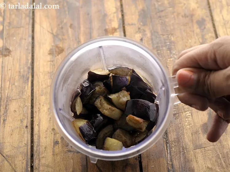 स्टेप 10 – खाना पकाने के लिए थोड़ा पानी छिड़कें। उन्हें आंच से …