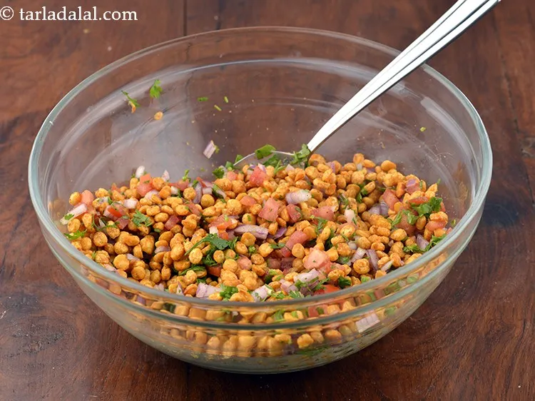 स्टेप 7 – सभी सामग्रियों को एक करके अच्छी तरह से मिलाएं। परोसने …