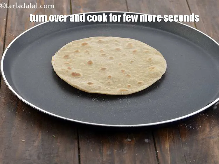 स्टेप 4 – इस चरण तक&nbsp;<a href=""https://www.tarladalal.com/roti--how-to-make-soft-roti-or-phulka-or-chapati-hindi-38565r"" target=""_blank"">चपाती रेसिपी</a> का&nbsp;पालन करें ।&nbsp;रोटी को …