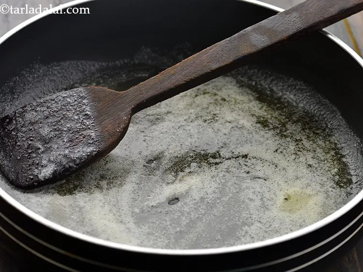 स्टेप 2 – <strong>चट-पटा पाव</strong> के लिए मसाला बनाने के लिए, एक चौड़े …