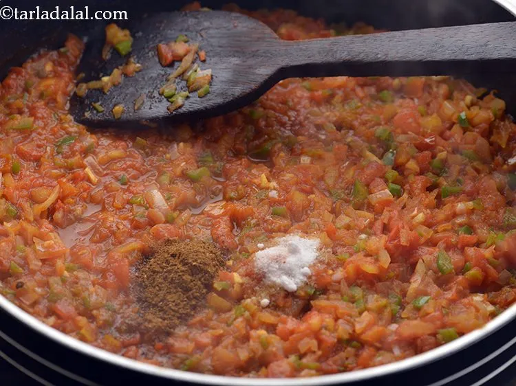 स्टेप 12 – काला नमक और गरम मसाला डालें। अगर आपके पास <a …