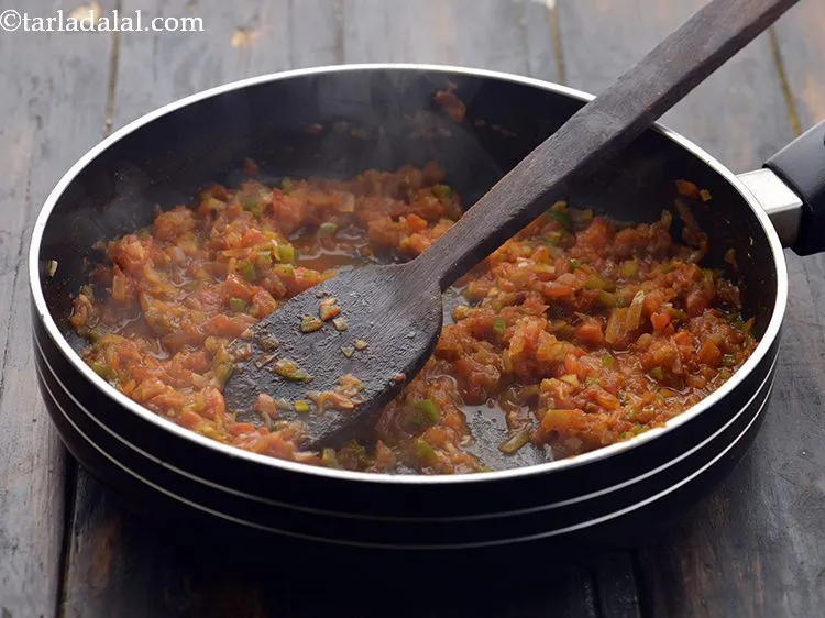 स्टेप 13 – अच्छी तरह से मिलाएं और मध्यम आंच पर बीच-बीच मे …