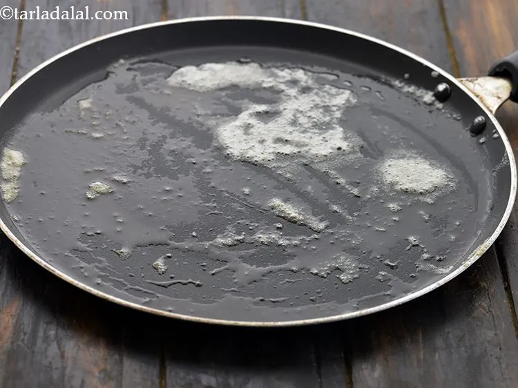 स्टेप 14 – <strong>चट-पटा पाव</strong> बनाने के लिए, एक नॉन-स्टिक तवे पर १ …