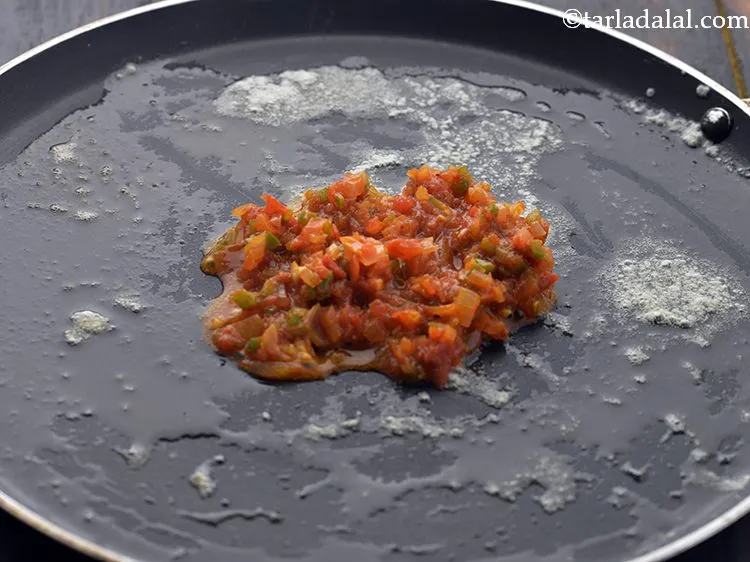 स्टेप 15 – उस पर तैयार मसाले का एक हिस्सा डालें।