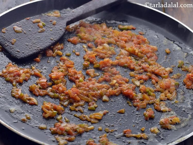 स्टेप 16 – मध्यम आंच पर कुछ सेकंड के लिए भून लें।