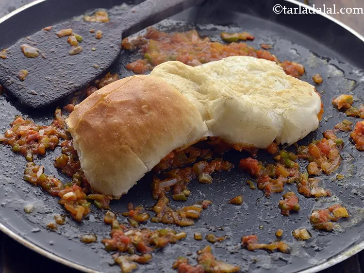 स्टेप 18 – पाव को खोलें और तवा पर रखें मसाला पर डालें।