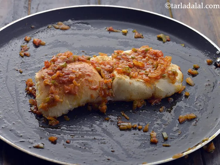 स्टेप 19 – मसाले को समान रूप से पाव पर फैलाएं।