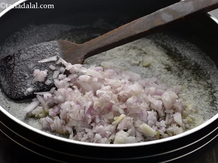 स्टेप 3 – प्याज़ डालें।
