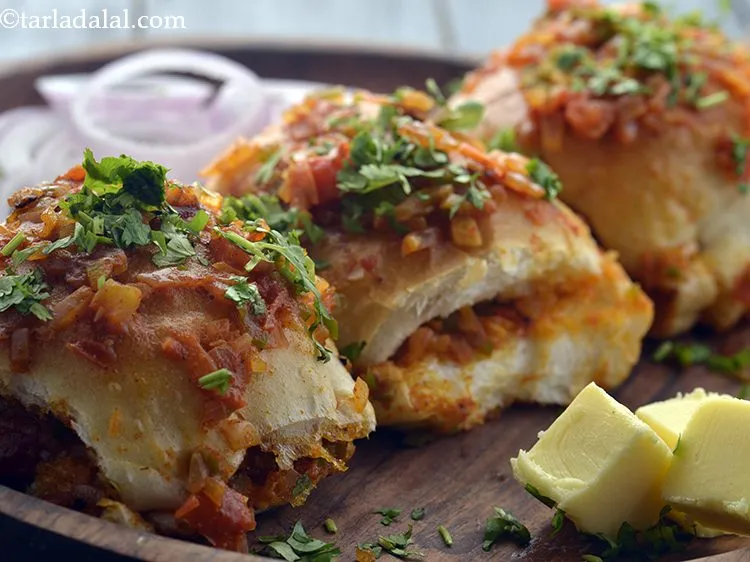 स्टेप 22 – <strong>चटपटा पाव</strong> को धनिया से गार्निश करें और नींबू वेज …