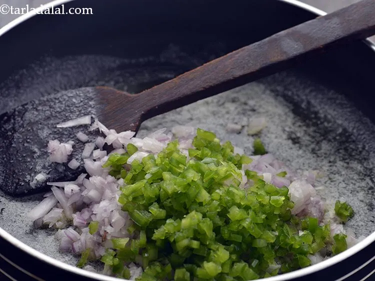 स्टेप 4 – शिमला मिर्च डालें। एक रंगीन <strong>चट-पटा पाव</strong> के लिए लाल …