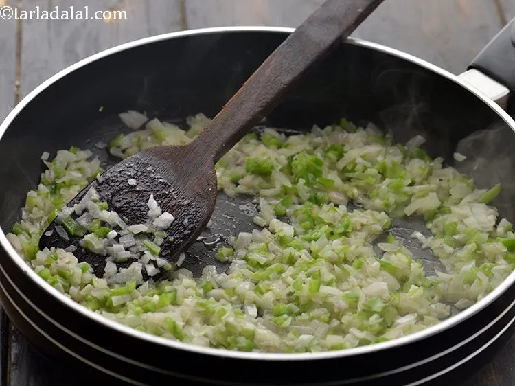 स्टेप 5 – मध्यम आंच पर २ मिनट के लिए भून लें।