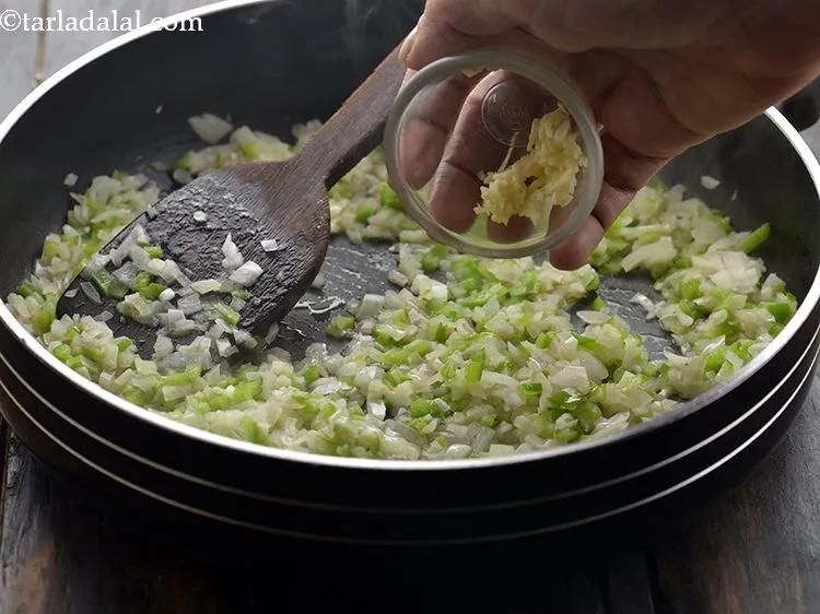 स्टेप 6 – लहसुन डालें।