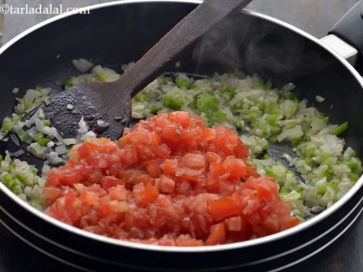 स्टेप 7 – टमाटर डालें।