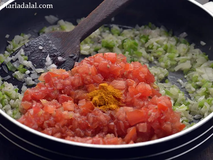 स्टेप 8 – हल्दी पाउडर डालें।