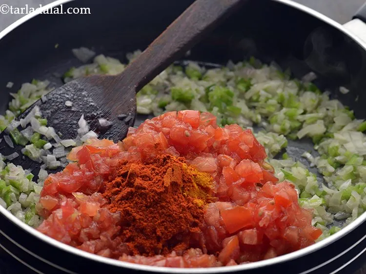 स्टेप 9 – मिर्च पाउडर डालें। अगर आपको ज्यादा स्पाइसी फूड पसंद है …