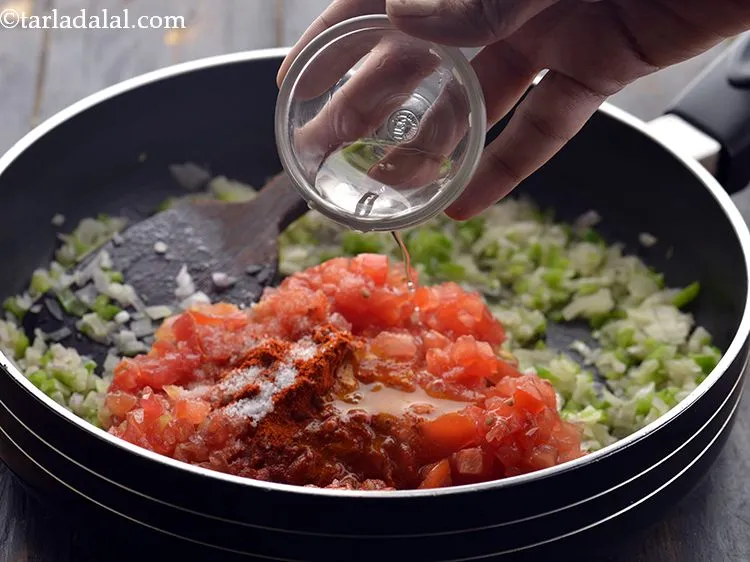 स्टेप 10 – नमक और २ टेबल-स्पून पानी डालें। मसाला नम होना चाहिए …