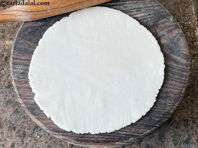 स्टेप 12 – आटे के एक भाग को २०० मि। मी। (८&rdquo;) व्यास …