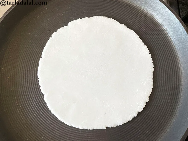 स्टेप 13 – एक नॉन-स्टिक तवा गरम करें और उस पर बिना पकी …