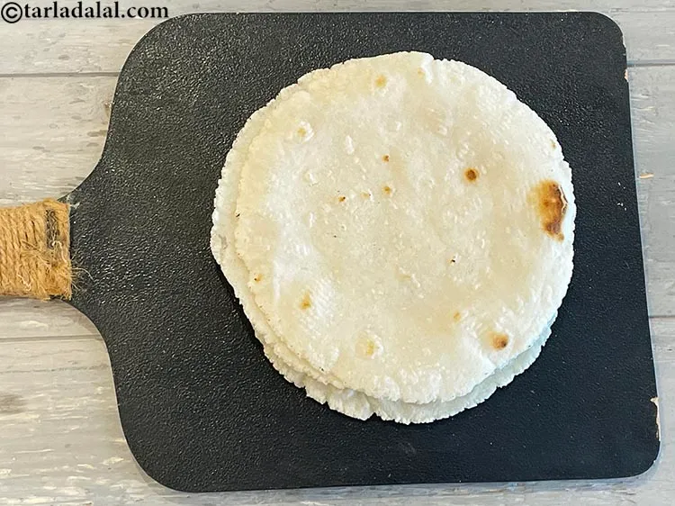 स्टेप 16 – <strong>चावल भाकरी</strong> को | <strong>चावल के आटे की भाकरी | …