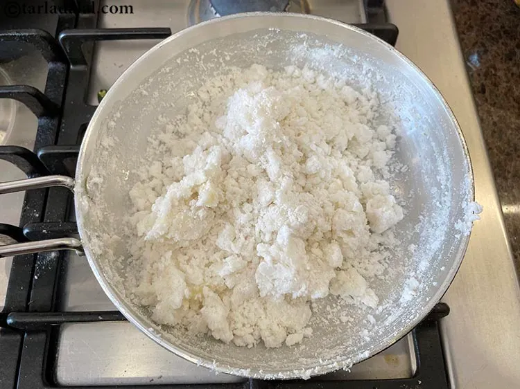 स्टेप 6 – तुरंत एक लकड़े के चम्मच की मदद से बहुत अच्छी …