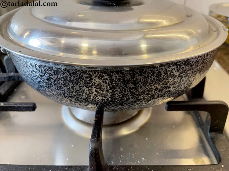 स्टेप 7 – आंच बंद करें और ढक्कन के साथ कवर करें और …