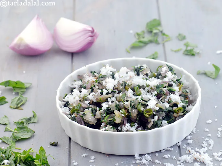 Step 25 – Serve<strong>&nbsp;amaranth greens sabzi </strong>with coconut hot.