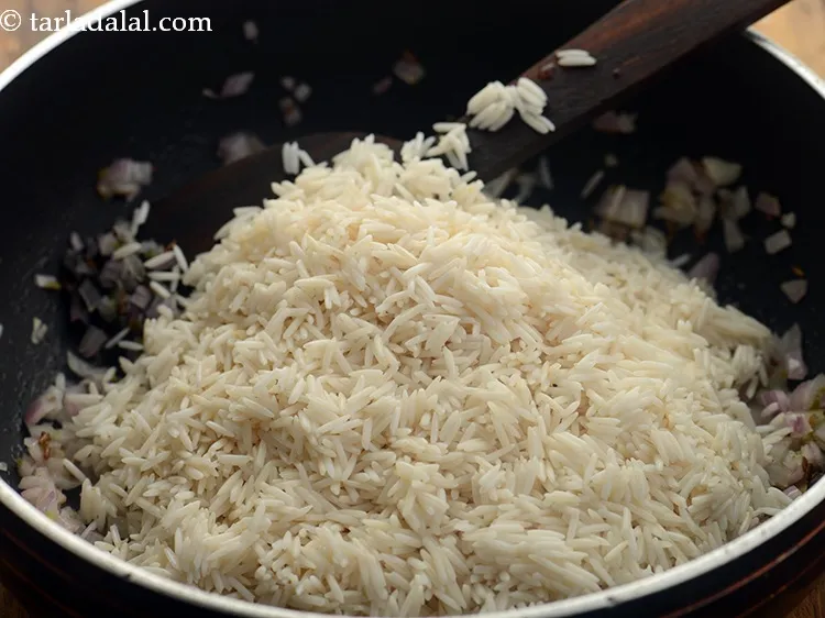 स्टेप 12 – भिगोकर छाने हुए चावल डालें।