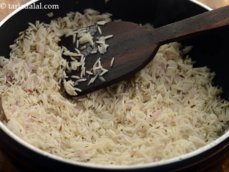 स्टेप 13 – मध्यम आंच पर १ से २ मिनट के लिए भून …